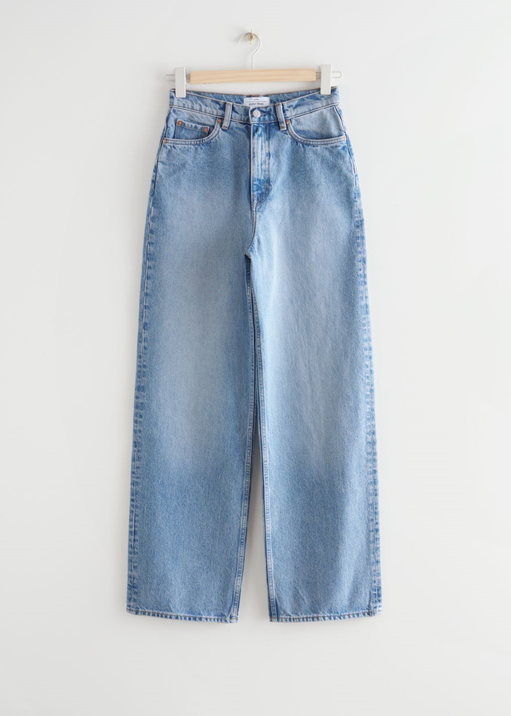 Jeans de pernera ancha de & Other Stories (79 euros).