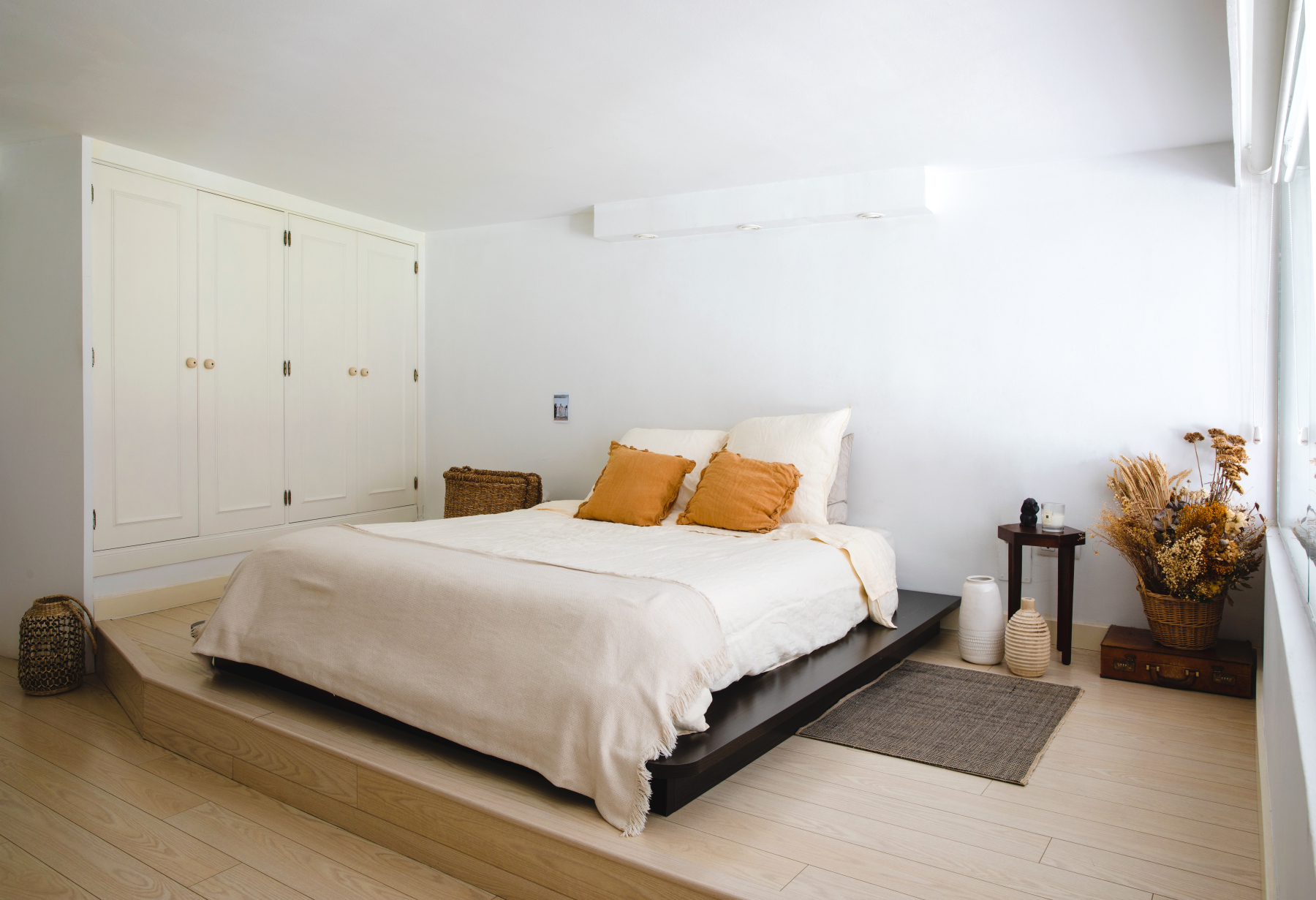 El el dormitorio de Claudia Llagostera, la cama descansa sobre un tatami y los colores neutros invitan a la relajación.