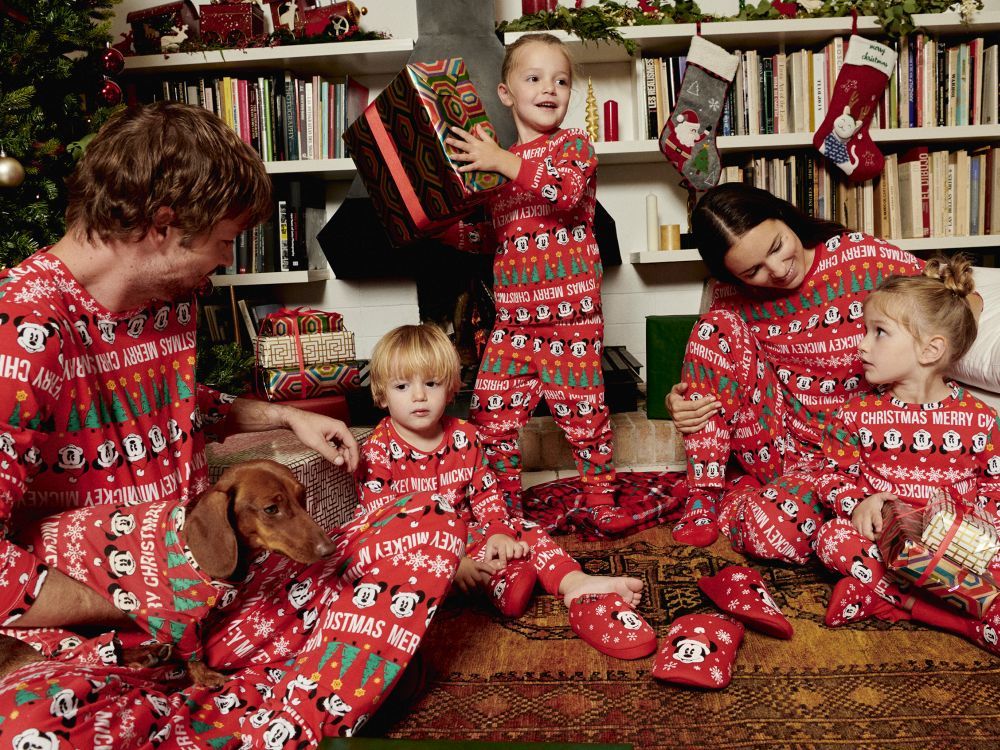 Esta Navidad disfruta en familia con un look a juego de Lefties.