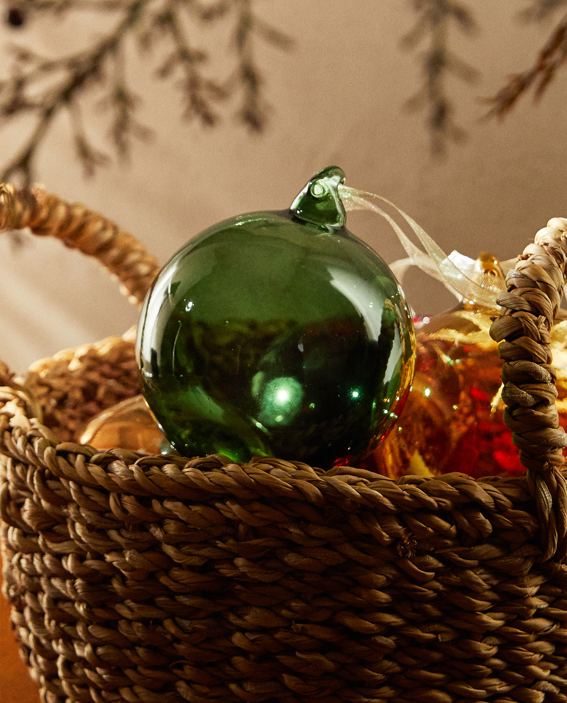 Bola para el árbol de Navidad monocolor de vidrio. Incluye cinta para colgar. Zara Home (5,99 euros).