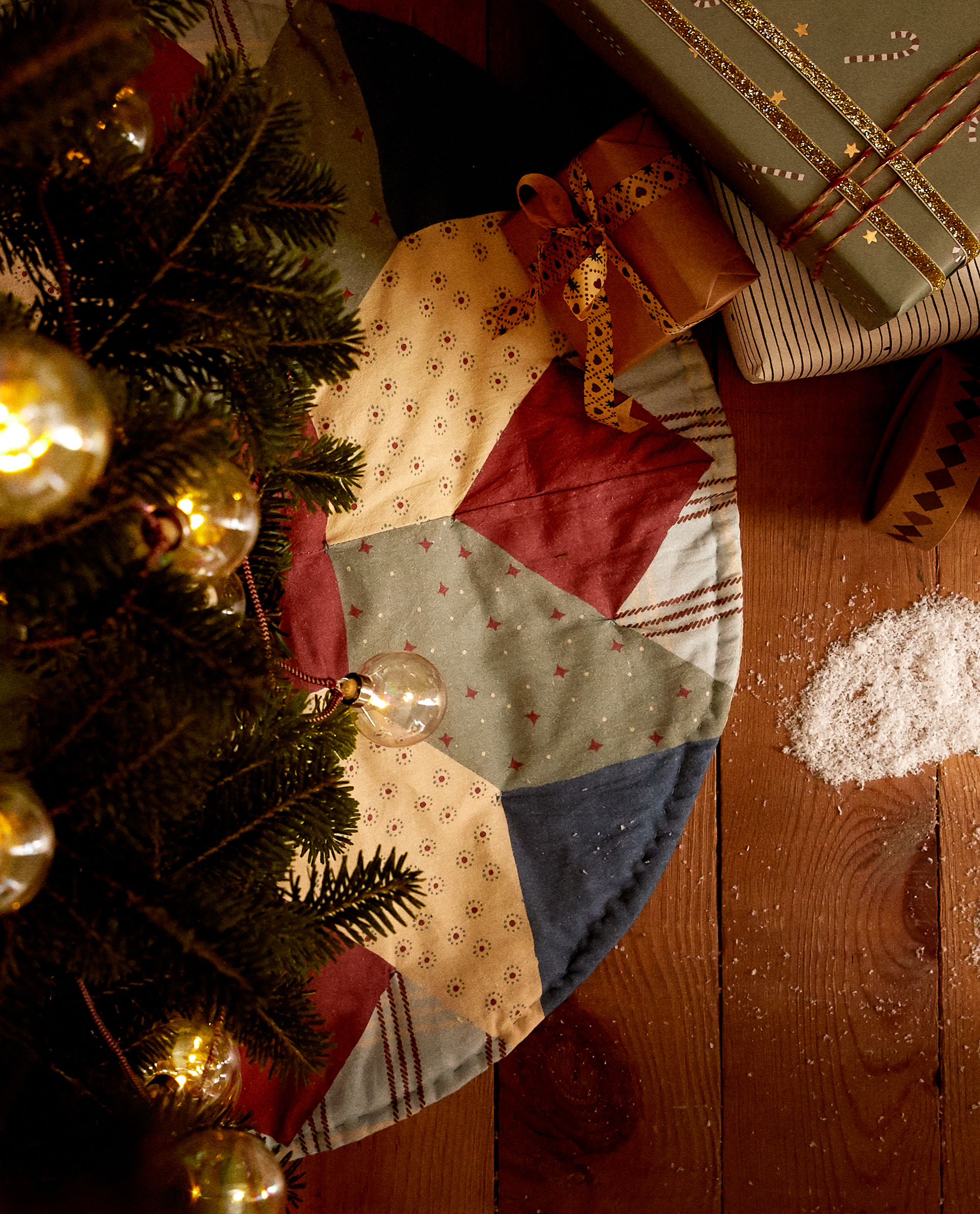 Pie de árbol de Navidad con print patchwork.