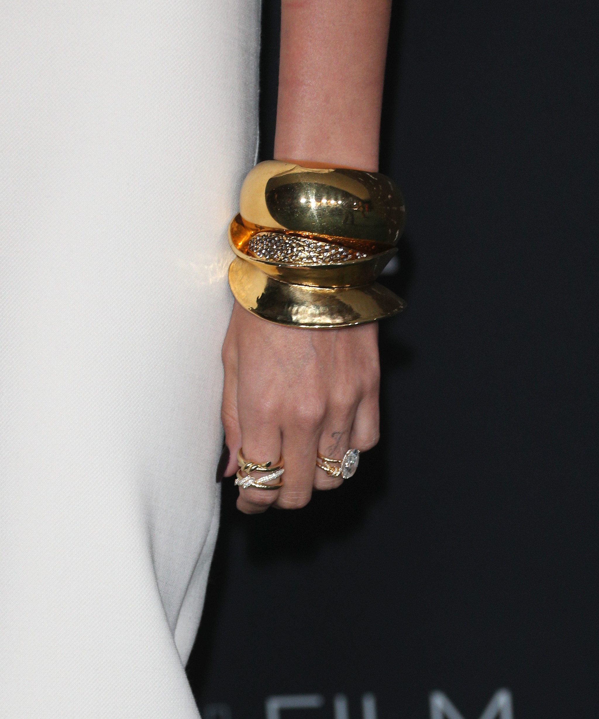 Detalle de los brazaletes de Saint Laurent que llevó Hailey Bieber.