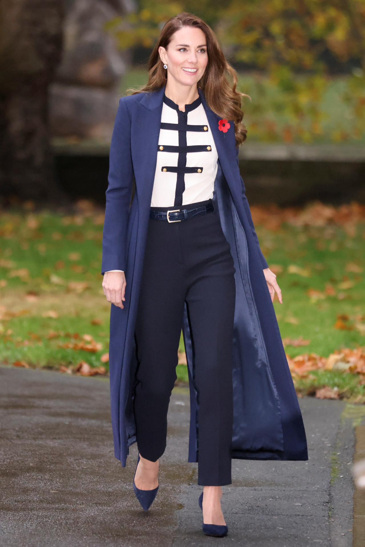 Kate Middleton, con una blusa militar de Alexander Mcqueen y un abrigo de Catherine Walker.