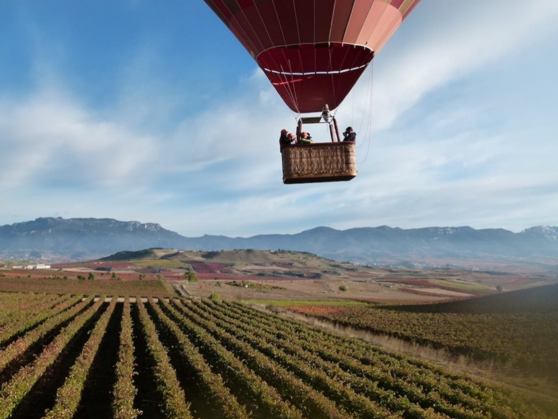 Ruta del Vino Rioja Alta. Vuelo en globo sobre viñedos.