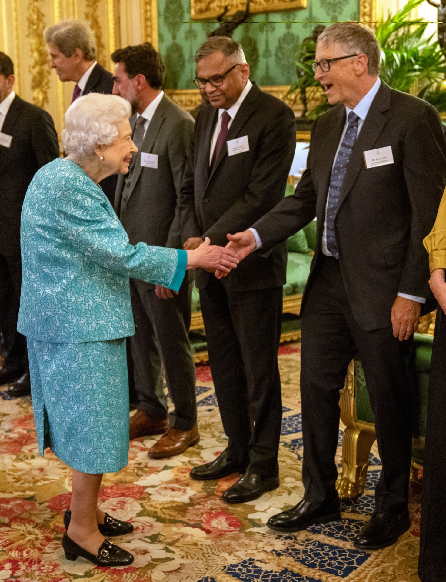 Isabel II saluda a Bill Gates.