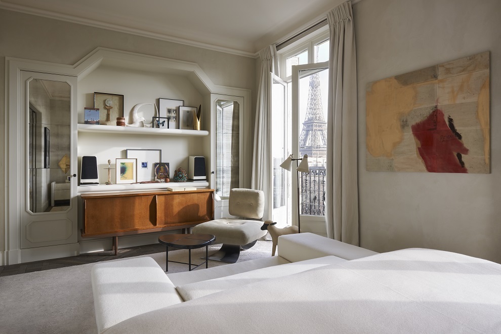 En el dormitorio principal, sillón de Oscar Niemeyer, sofá de Knoll, consola de Charlotte Perriand, mesilla de madera de Georges Jouve y escultura de oveja de François Xavier Lalanne. El cuadro de la derecha es de Sergej Jensen.