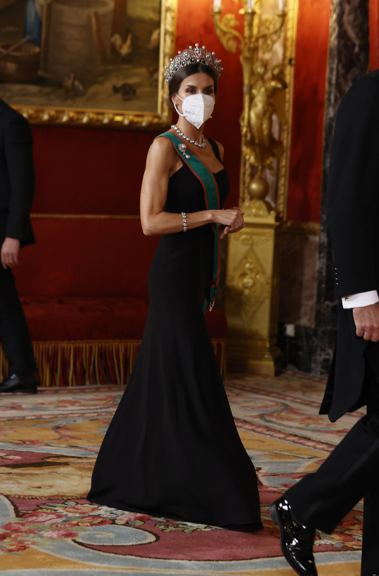 La reina Letizia celebra la vuelta de las cenas de gala con impresionantes joyas y un elegante vestido negro.