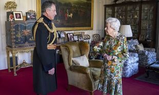 La reina Isabel II reaparece en los salones de Windsor