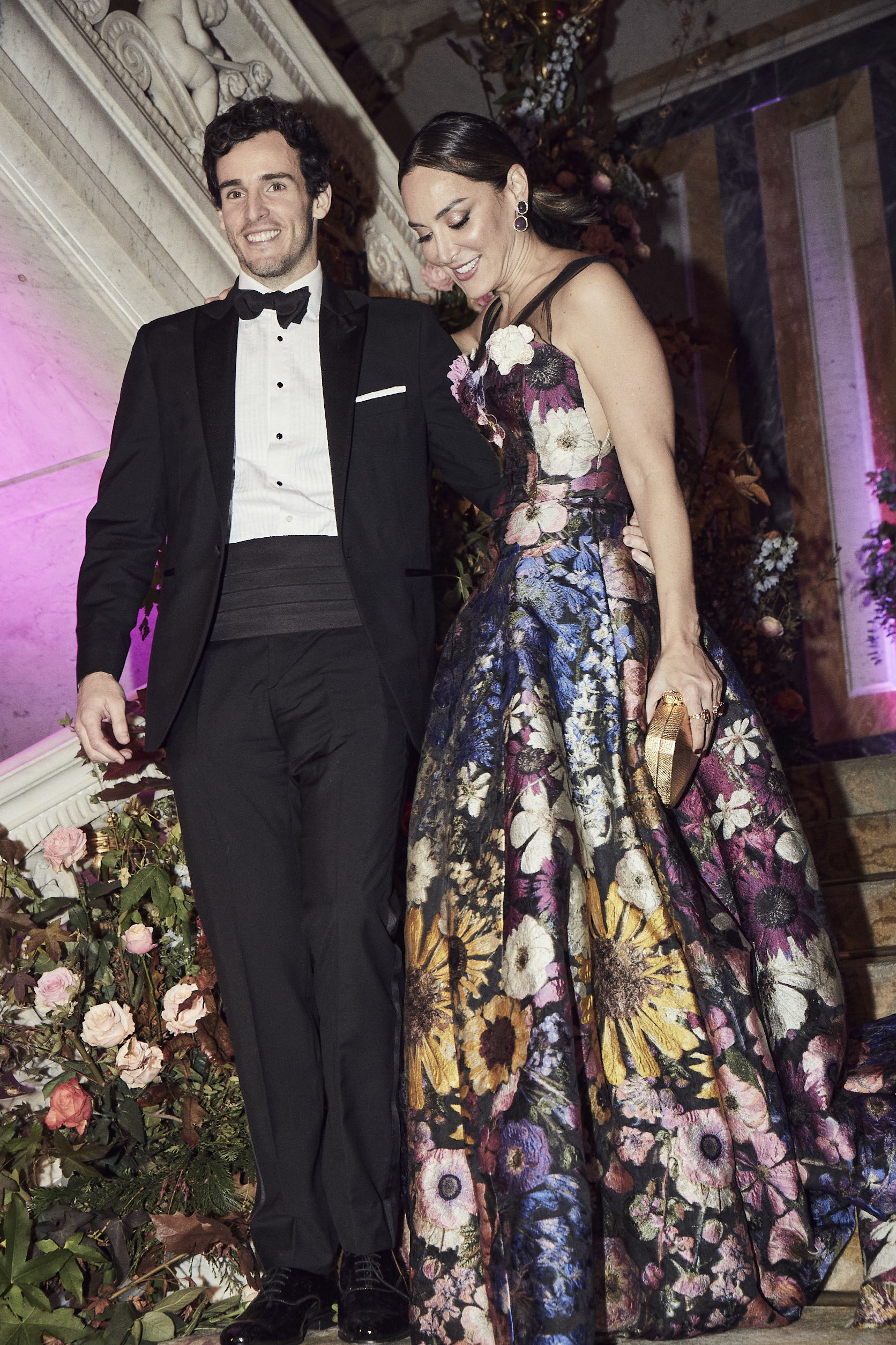 Tamara Falcó con vestido de Oscar de la Renta, con su novio Íñigo Onieva saliendo del palacio de Santoña.