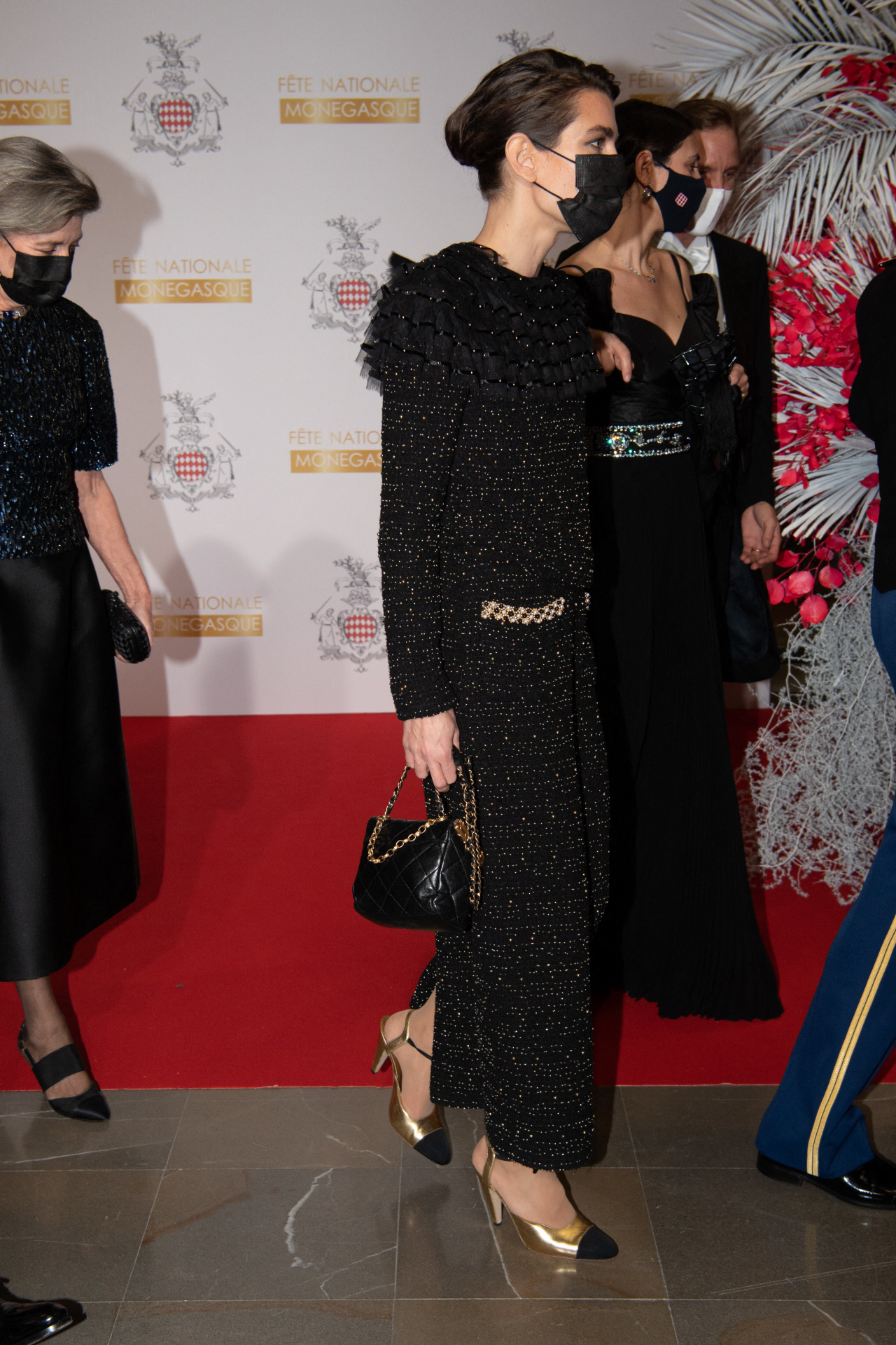 Carlota Casiraghi con look de Chanel y zapatos dorados.
