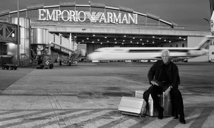 Giorgio Armani frente al hangar del aeropuerto de Linate en Milán.