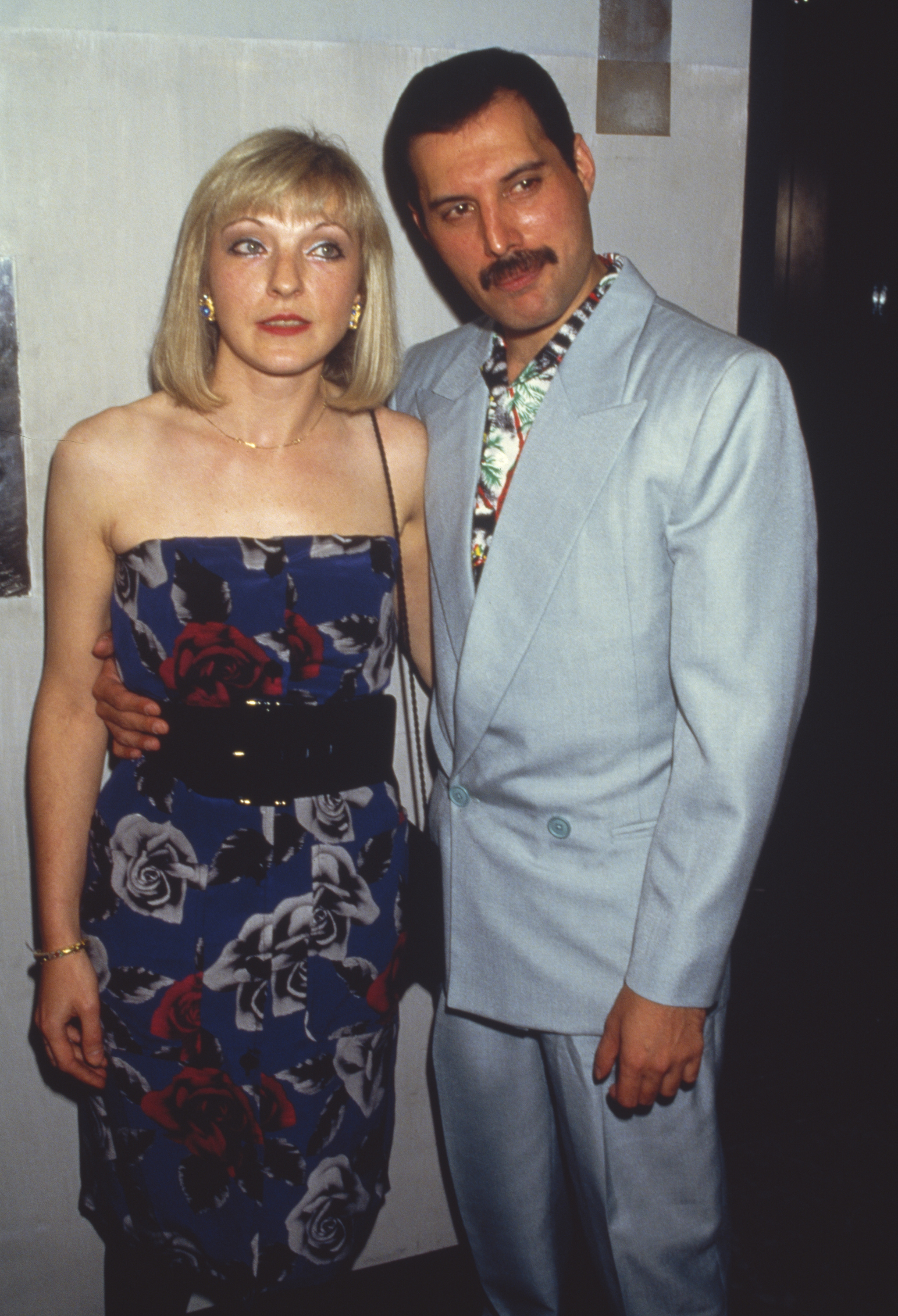 Freddie Mercury y su amiga Mary Austin
