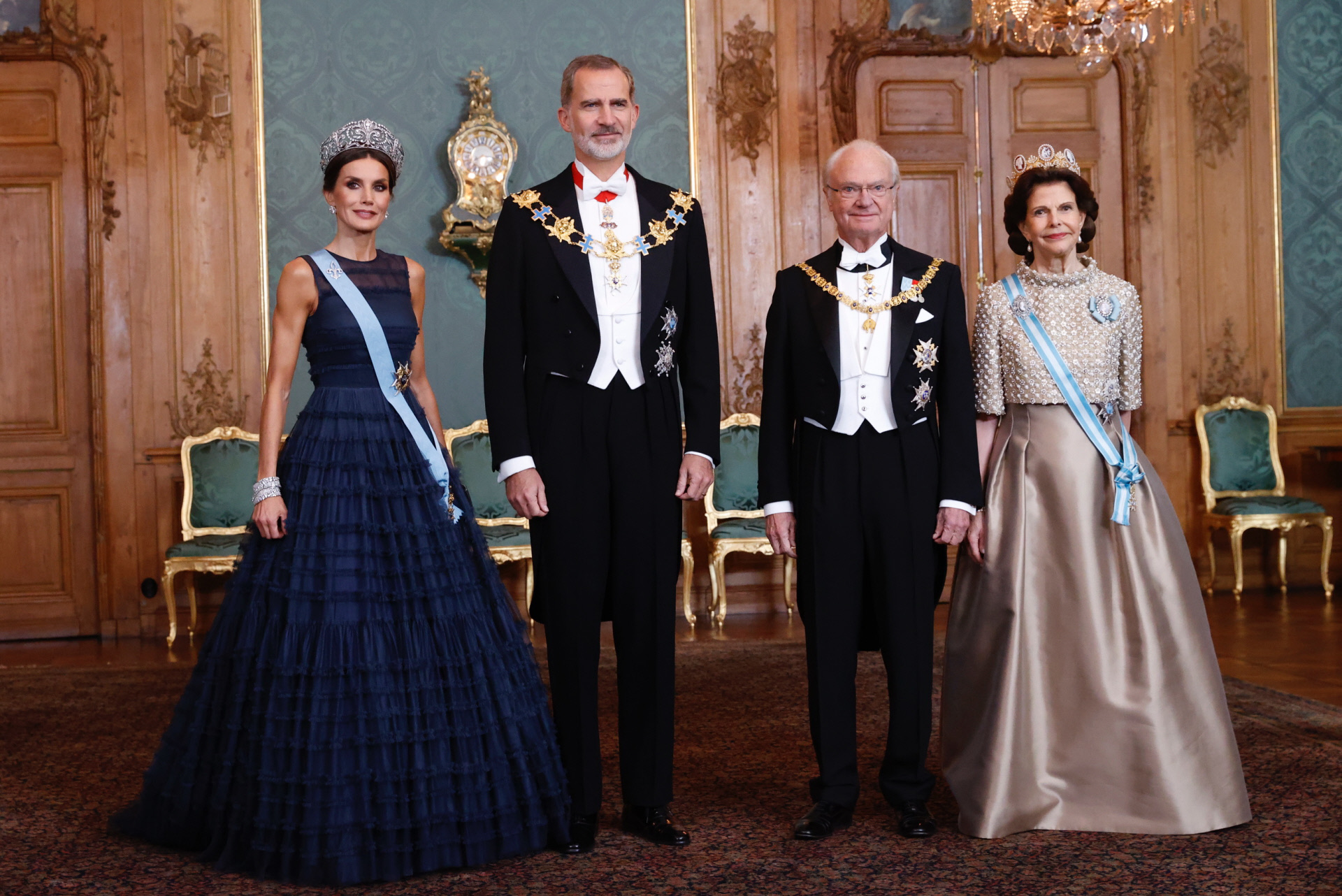Los reyes Felipe y Letizia con los reyes Carlos XVI Gustavo y Silvia.