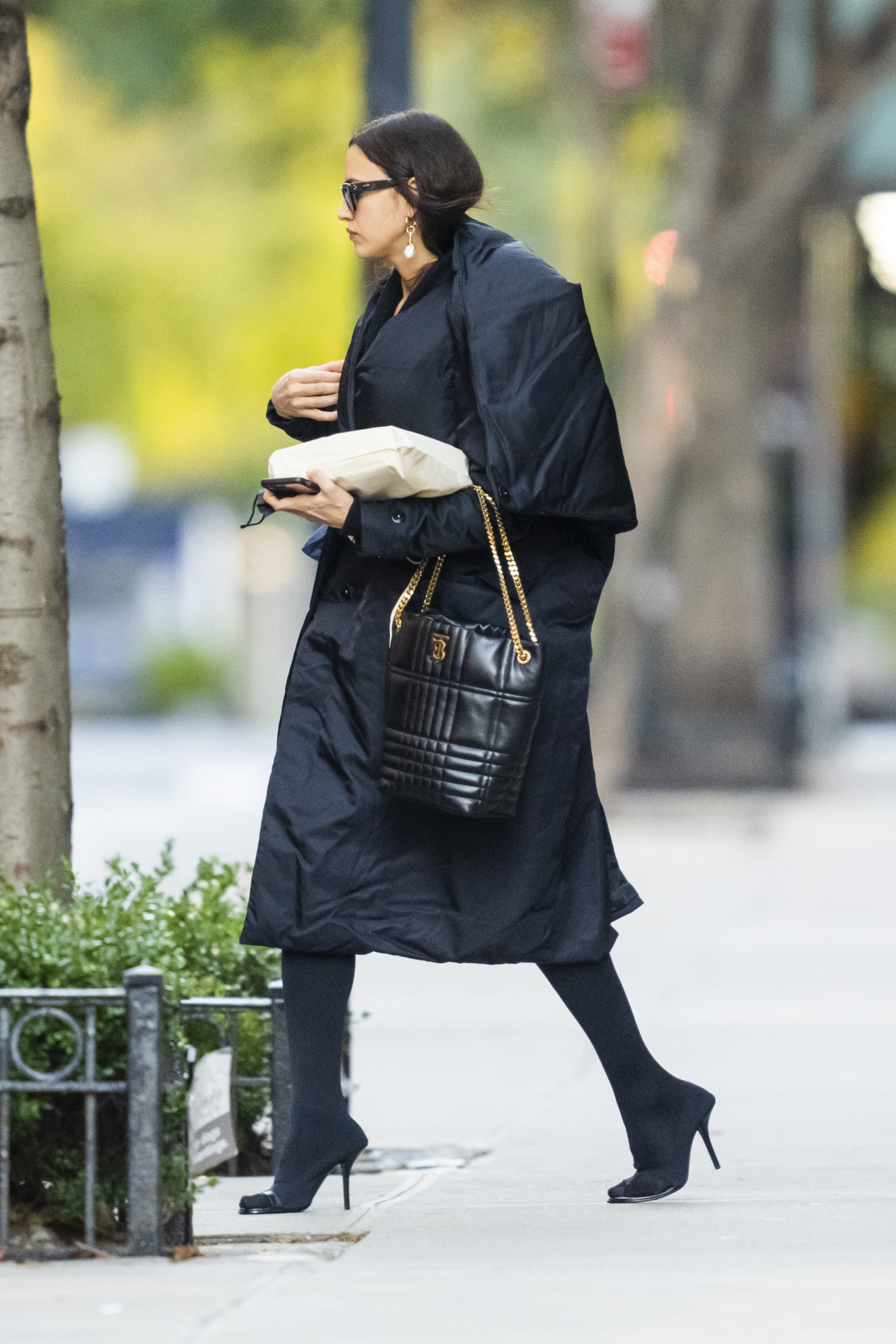 Irina Shayk con botas guante negras