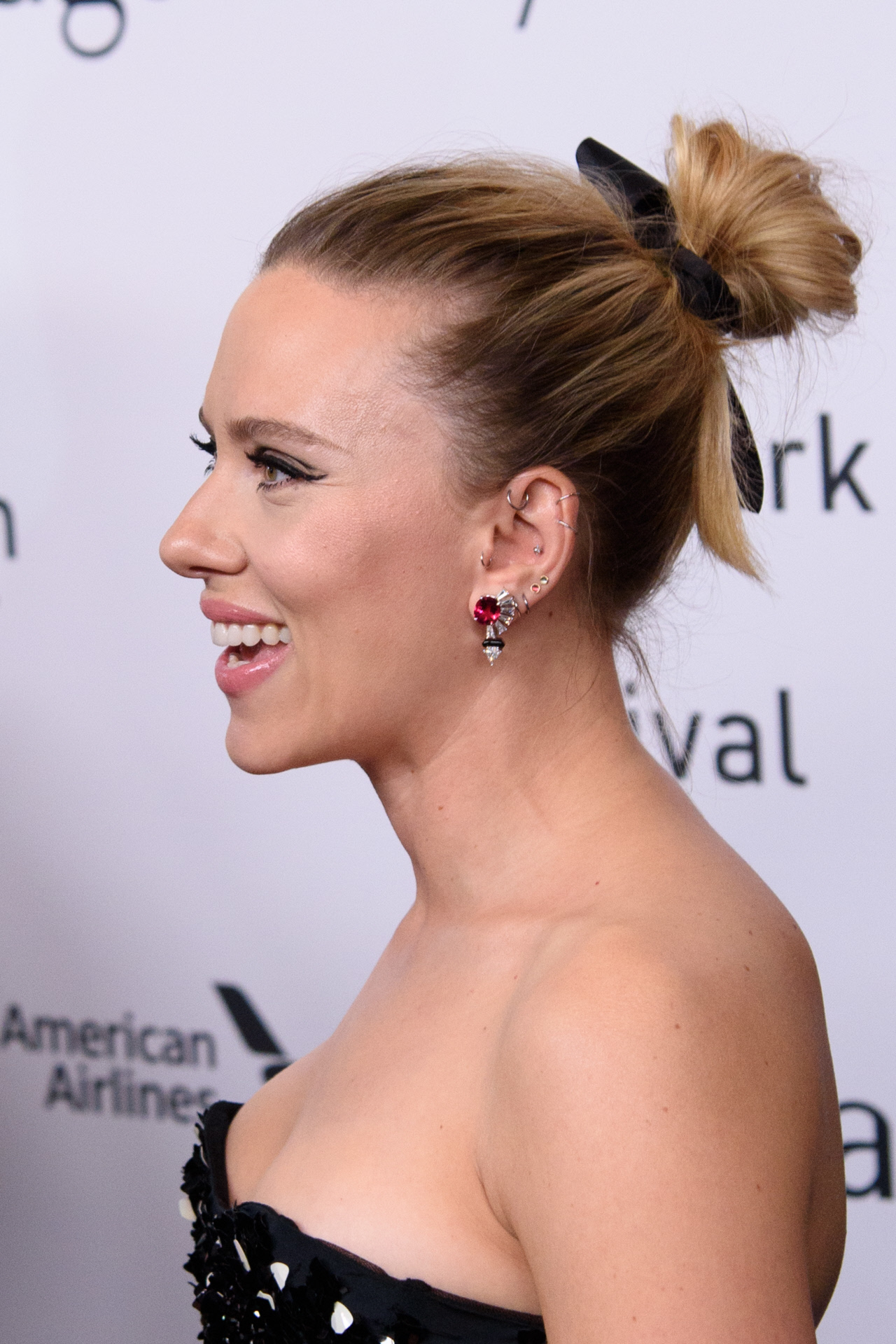 Un lazo es el toque especial del peinado de Scarlett Johansson.