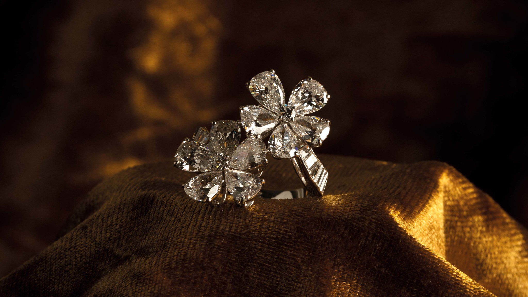 Pendientes van cleef & arpels realizados en platino, a modo de ramillete, con dos f lores superpuestas, decoradas con diamantes,corresponde con piezas realizadas en los años 50