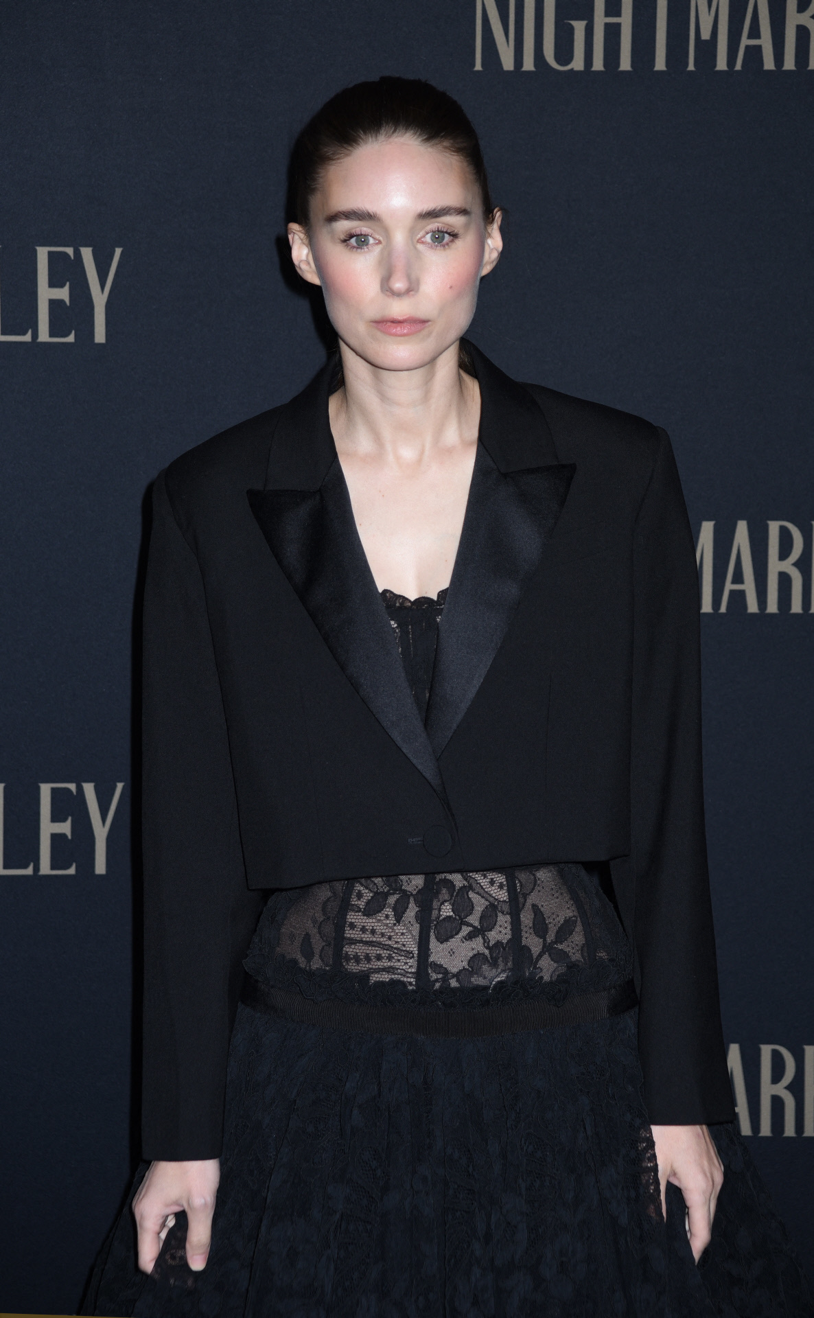 Rooney Mara escogió un outfit total black para la presentación de "Nightmare Alley".