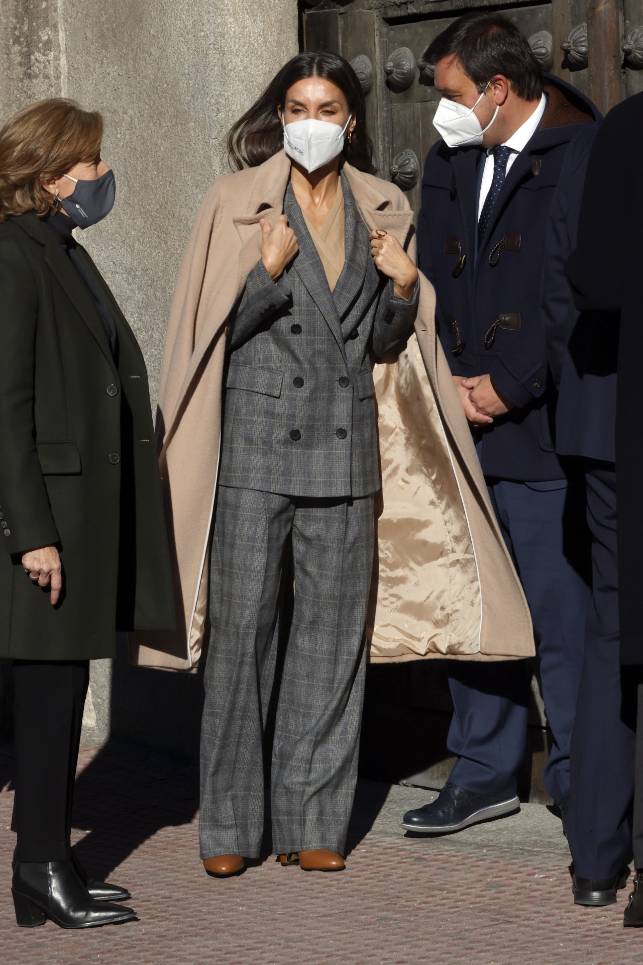 La reina Letizia con sastre de Hugo Boss y abrigo de Caramelo.