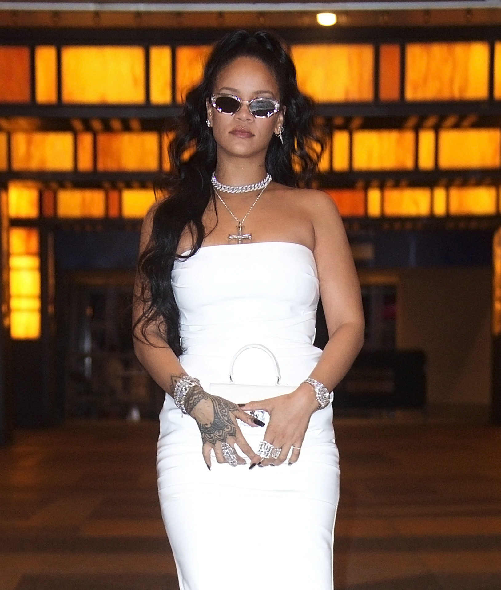 Rihanna con gafas de sol estrechas