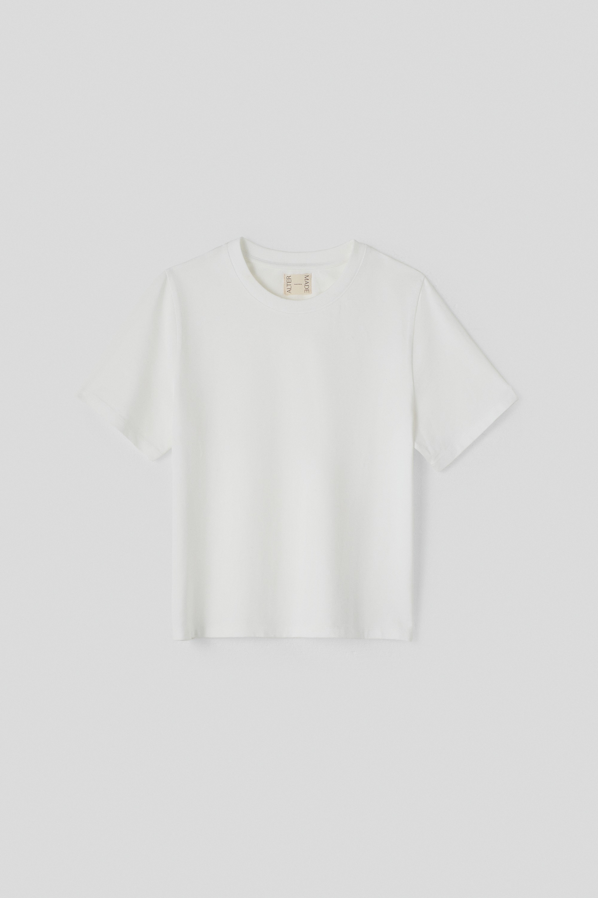 Una camiseta blanca básica de Alter Made.