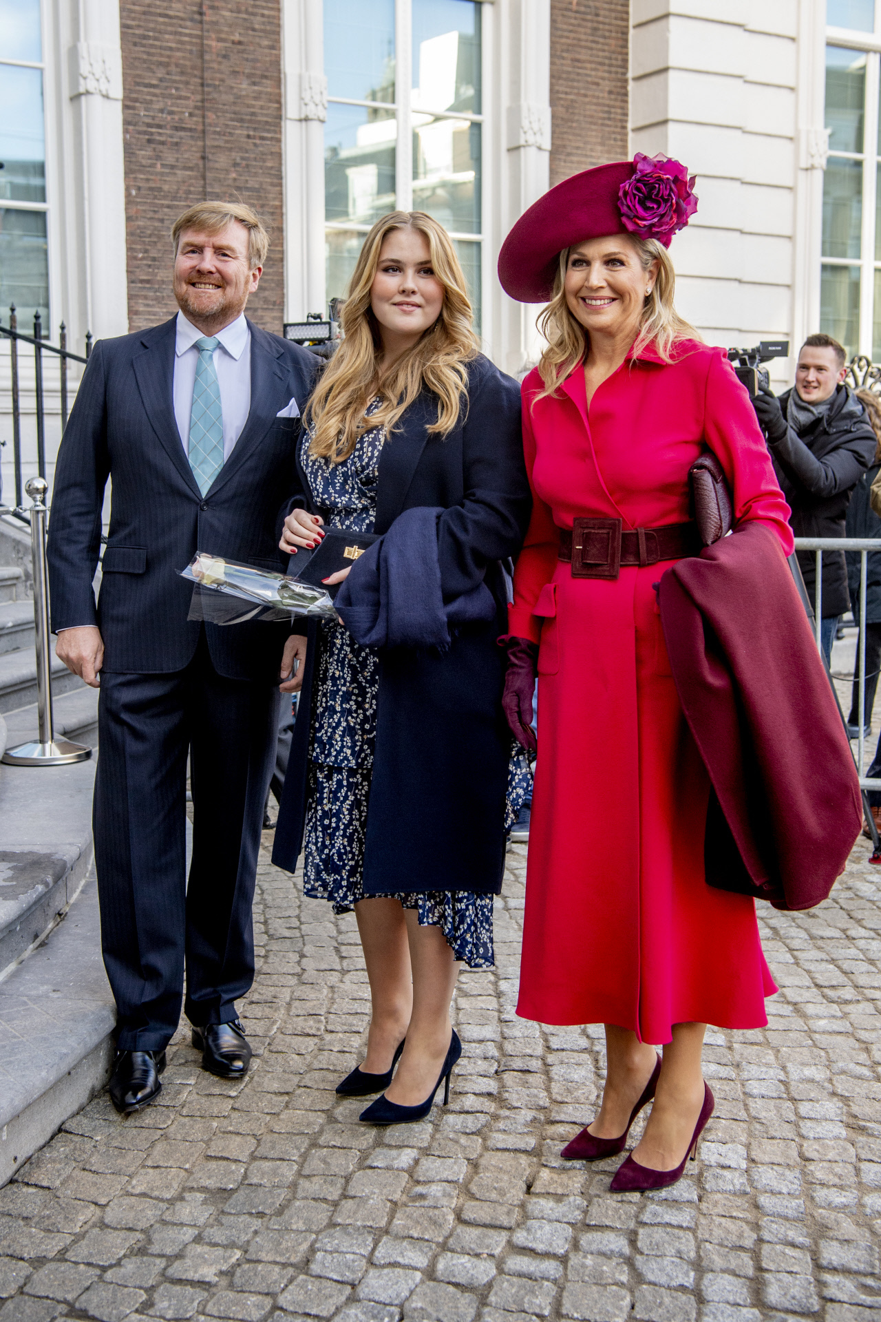 El rey Guillermo junto a su hija la princesa Amalia de Orange y su esposa Máxima de Holanda.