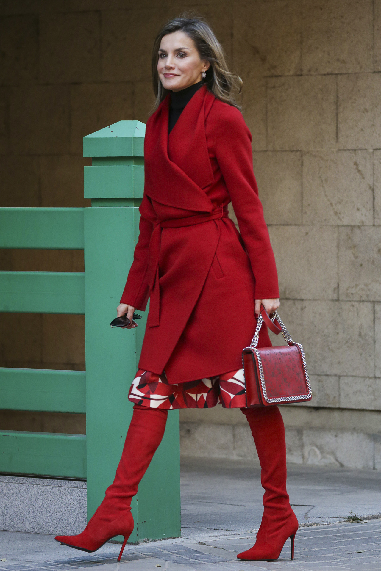 La reina Letizia se atreve con un abrigo rojo y botas a juego.