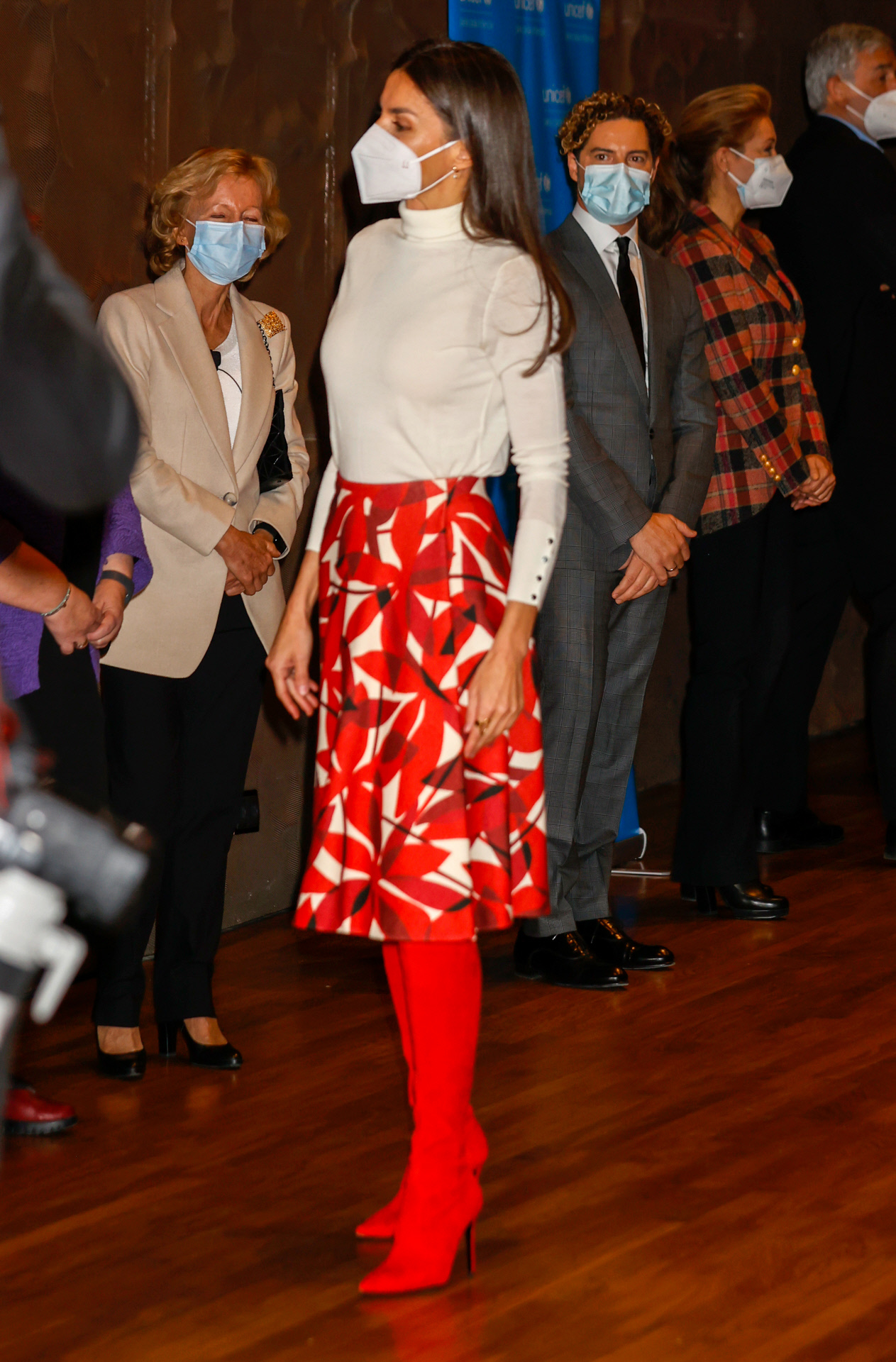 elemento Usual Ten cuidado La reina Letizia vuelve a ponerse sus atrevidas botas rojas y así las  combina | Telva.com