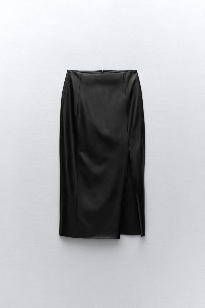 Falda efecto cuero de Zara (25,95 euros).