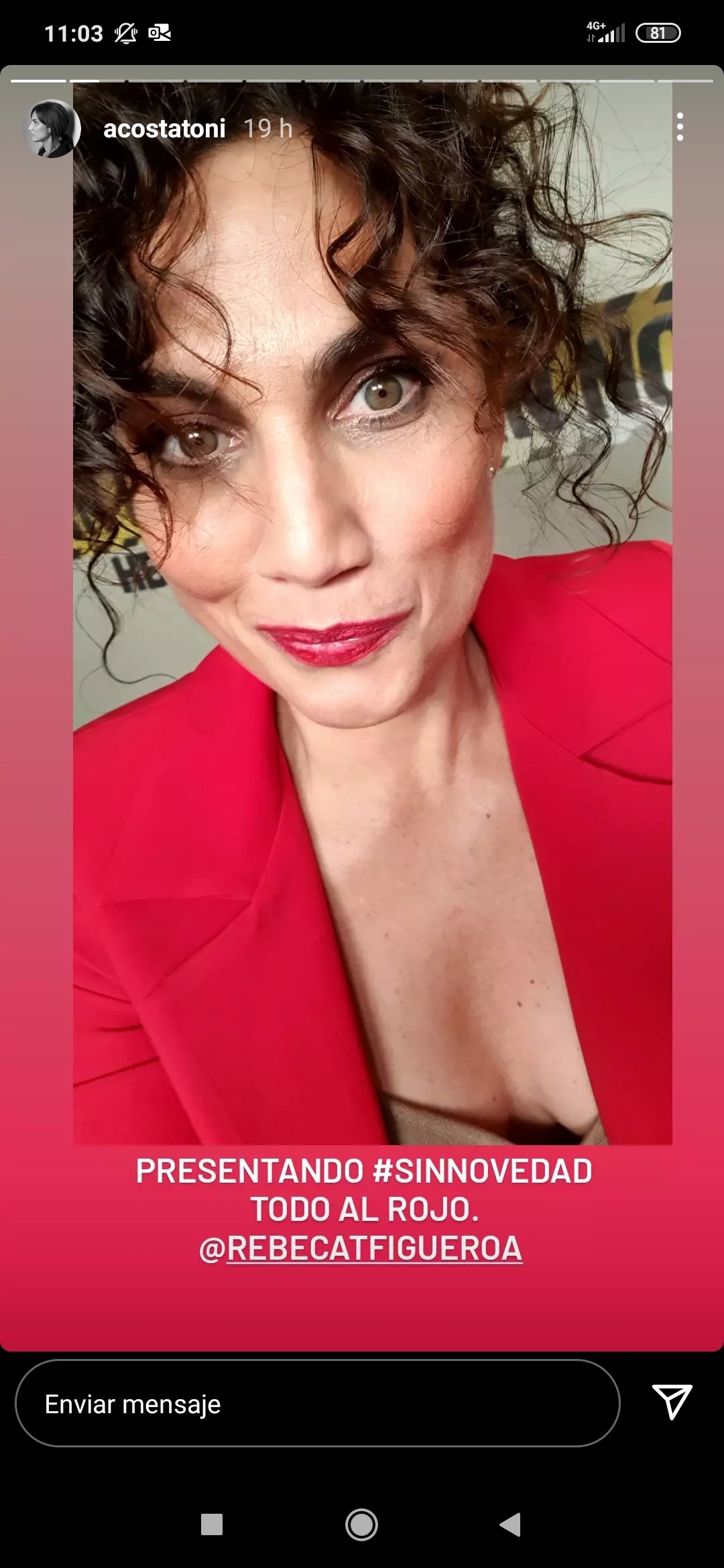 Toni Acosta con una barra de labios roja cremosa con efecto luminoso.