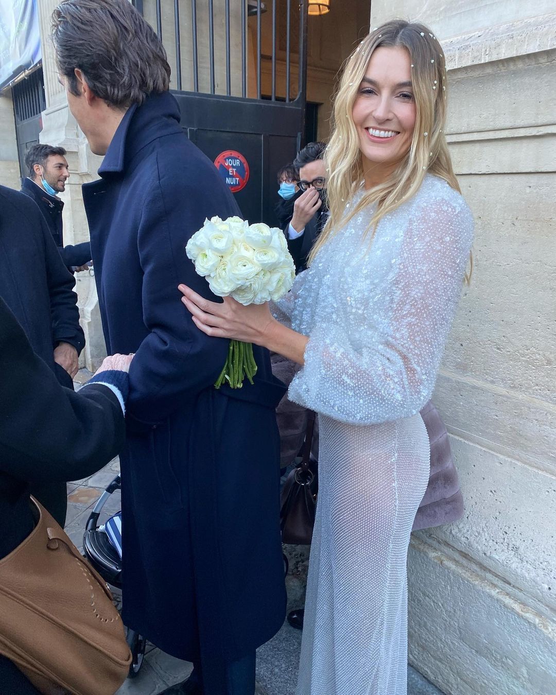 Camille y su ya marido fuera del ayuntamiento de París.