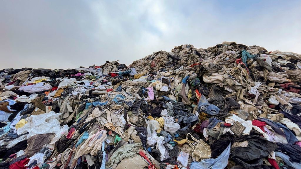 Imagen de la basura textil en un vertedero clandestino del desierto de Acatama en Chile.