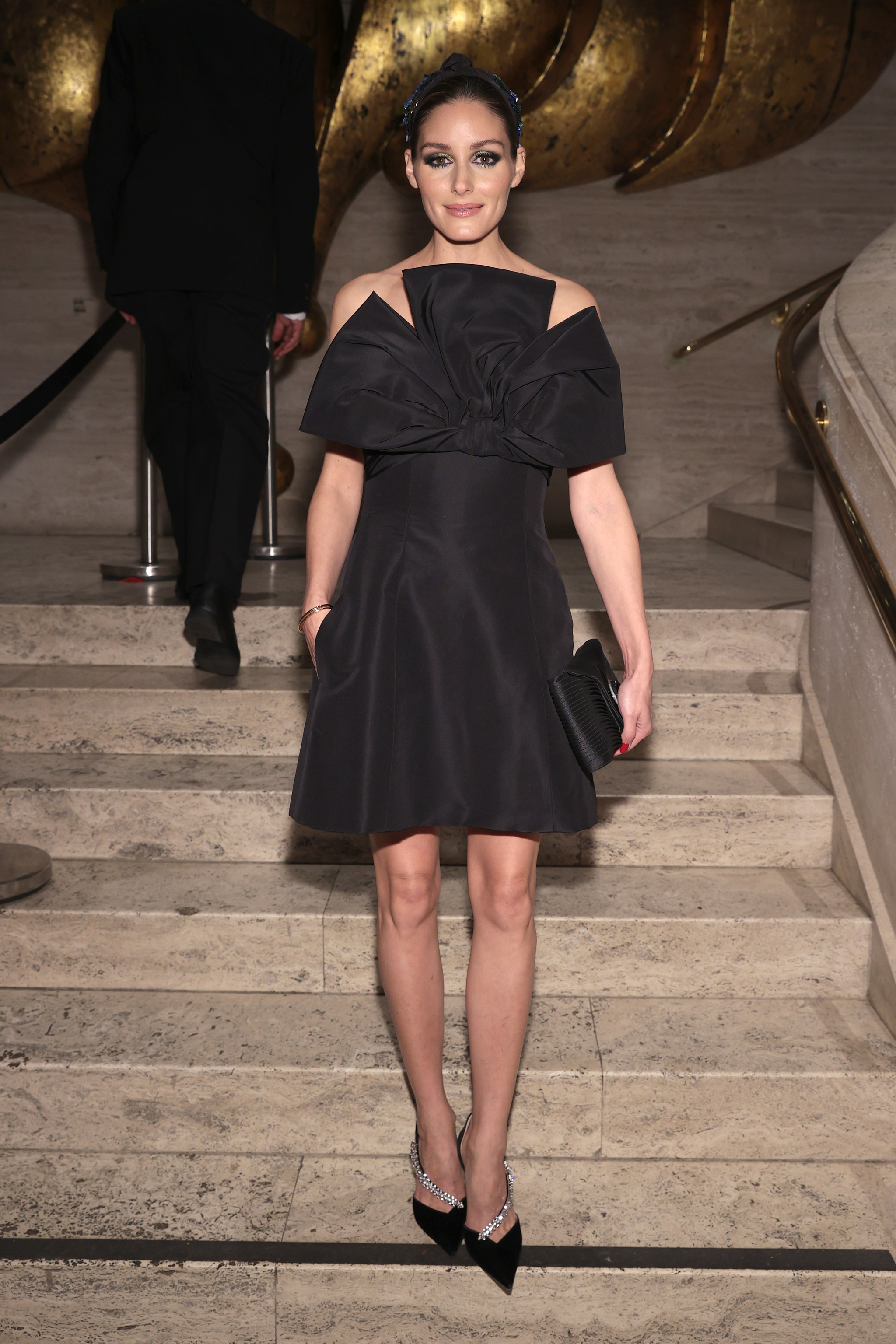 Olivia Palermo y su vestido negro reversionado.