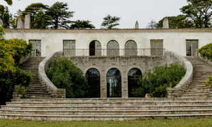 La escalera que se abre al jardín trasero de Villa Magnan.