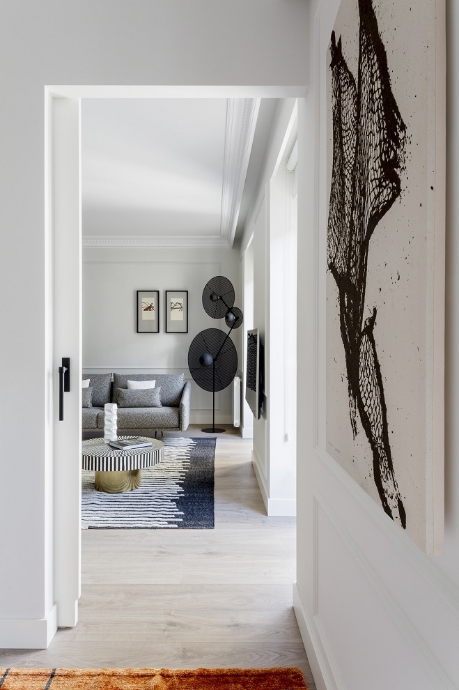 Zona de acceso a los dormitorios, con cuadro del artista Italiano Gandolfo David, titulada  LurSareak-Redes de tierra. La  alfombra del salón es de Kervan (San Sebastián),