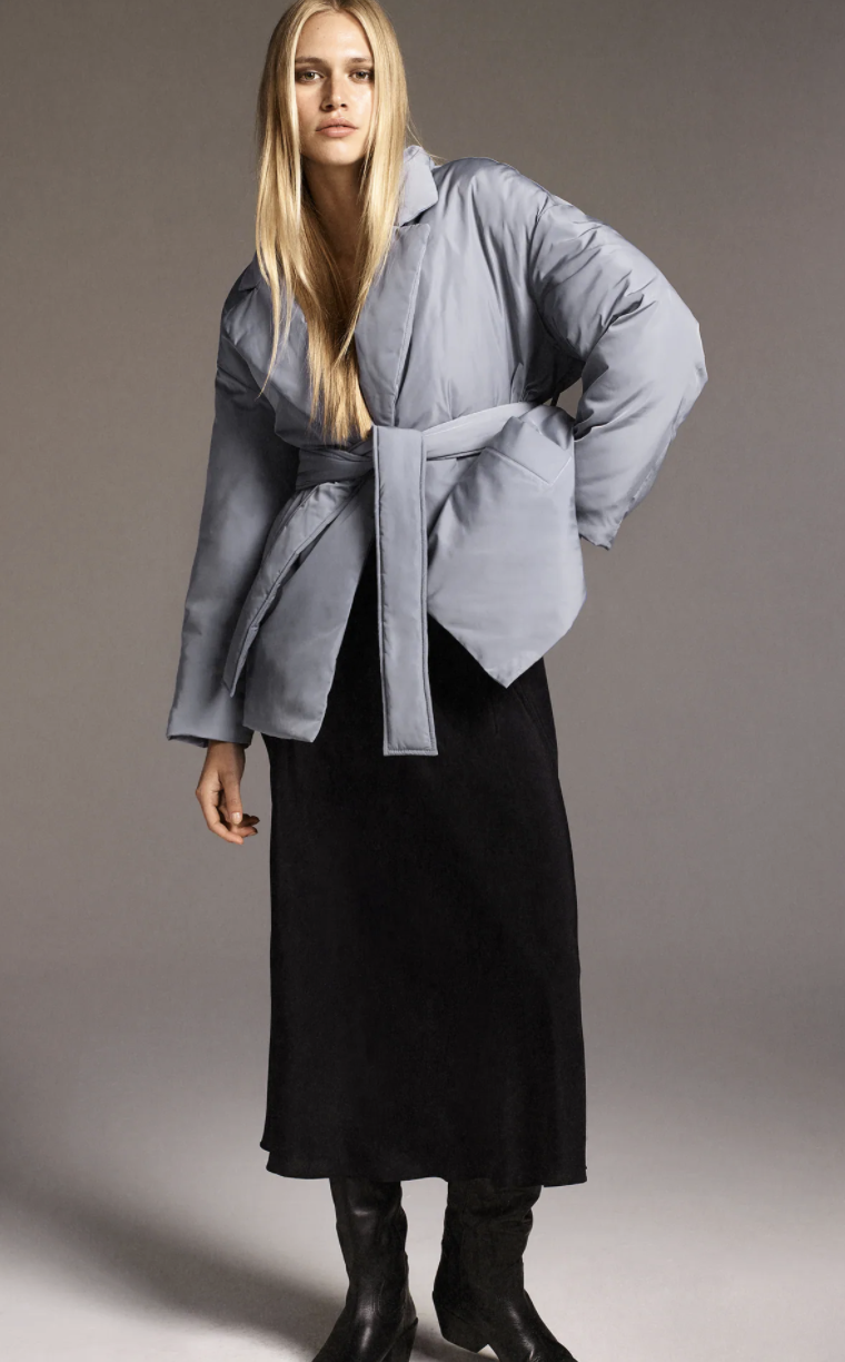 El ejemplo perfecto de cómo una chaqueta acolchada también es una prenda elegante