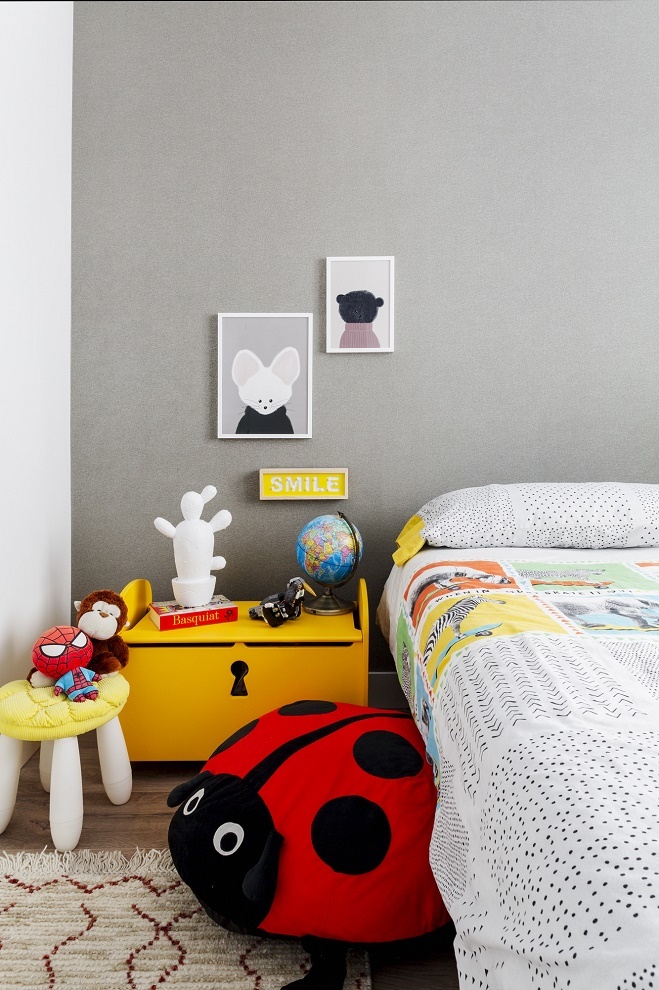 En el cuarto infantil, cuadros de Dosfer enmarcacion, alfombra de Kervan y ropa de cama de Zara Home.