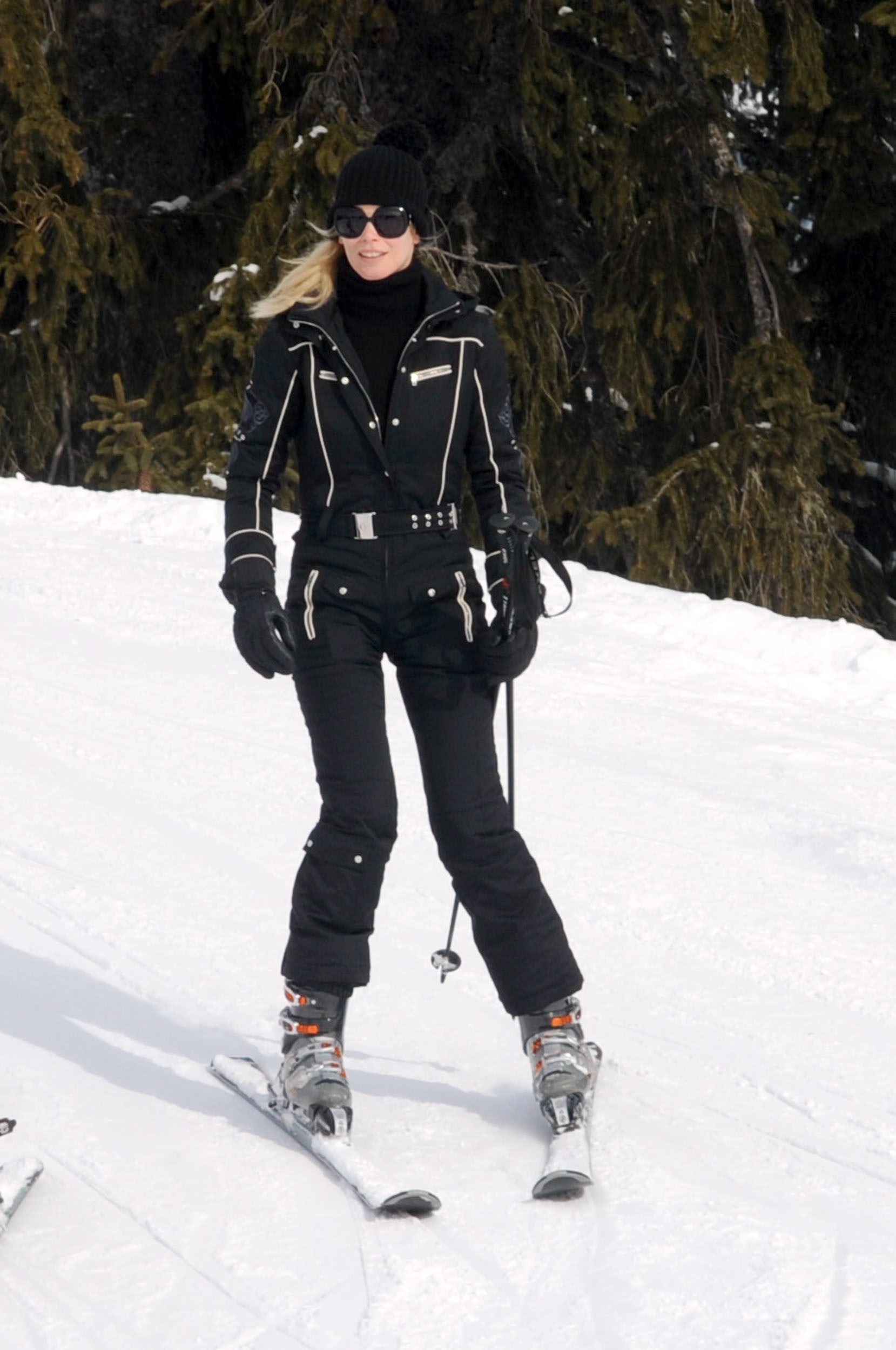 Claudia Schiffer esquiando.