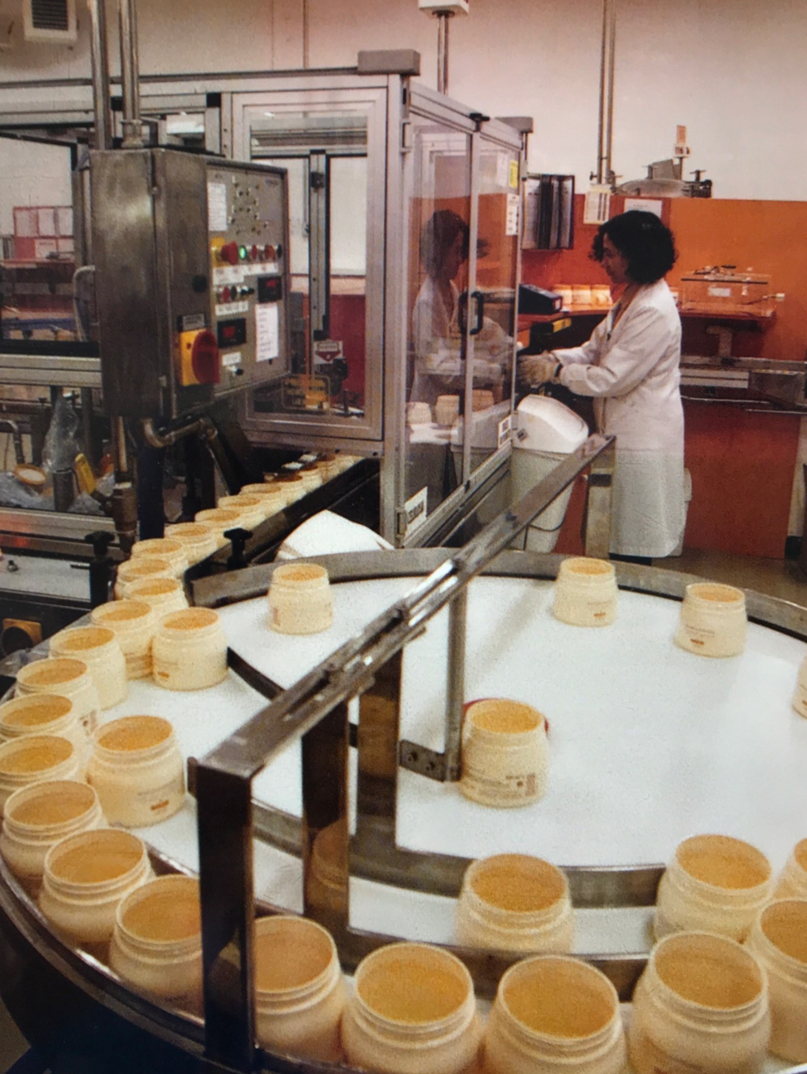 Línea de producción de la fábrica de productos de pelo de L'Oréal en Burgos en 1999.