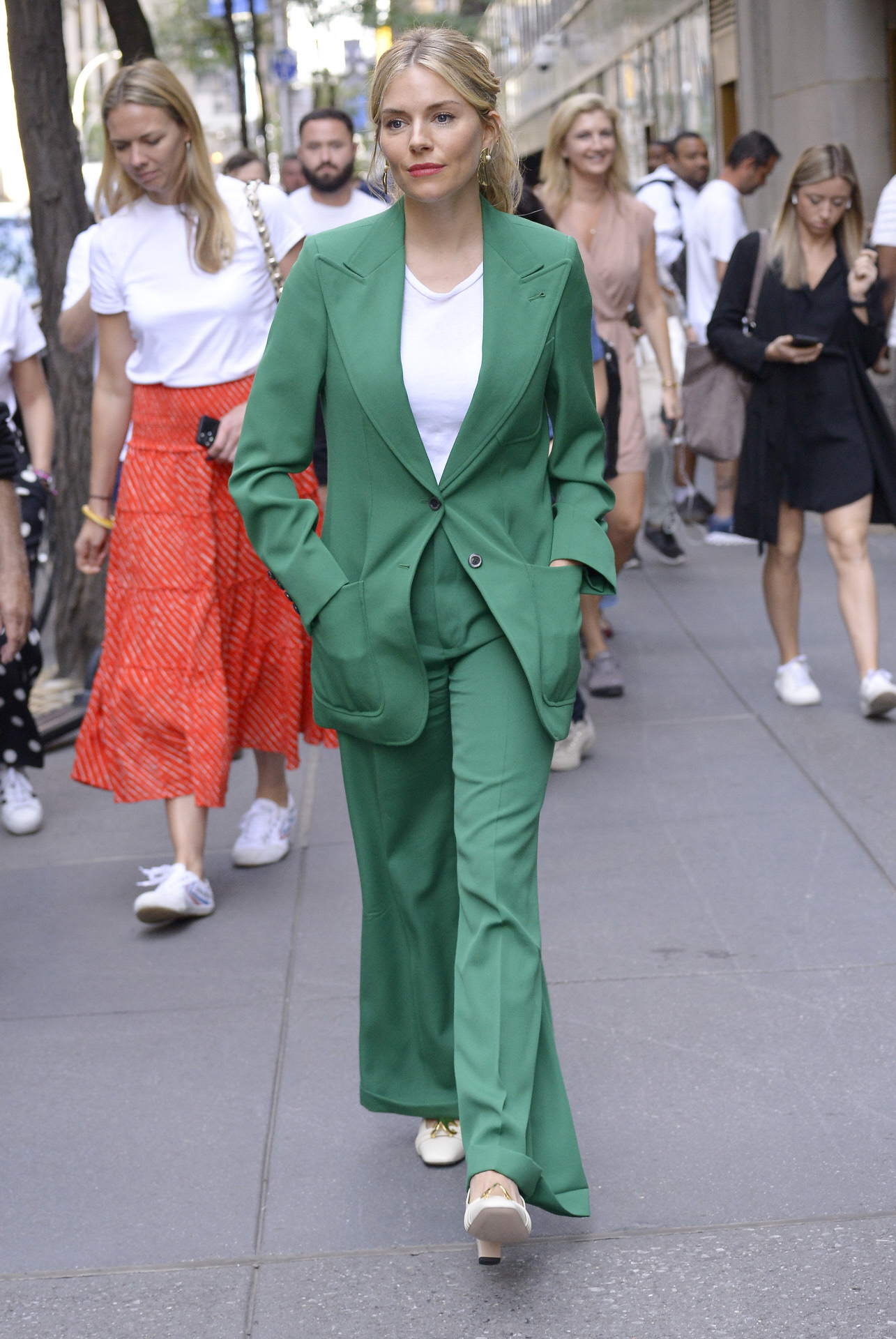 La actriz Sienna Miller con sastre verde.
