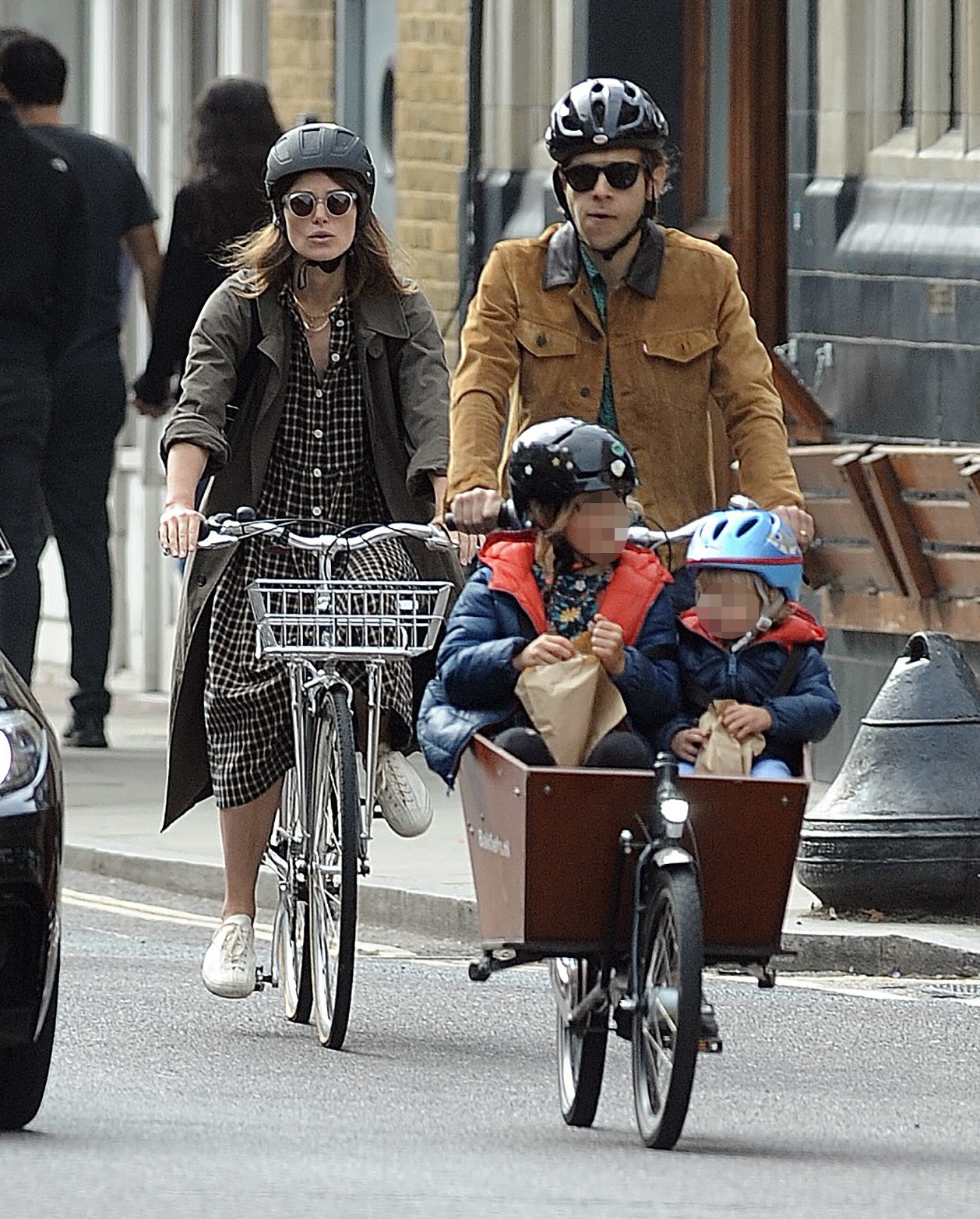 Keira Knightley con su marido y sus hijas en Londres.