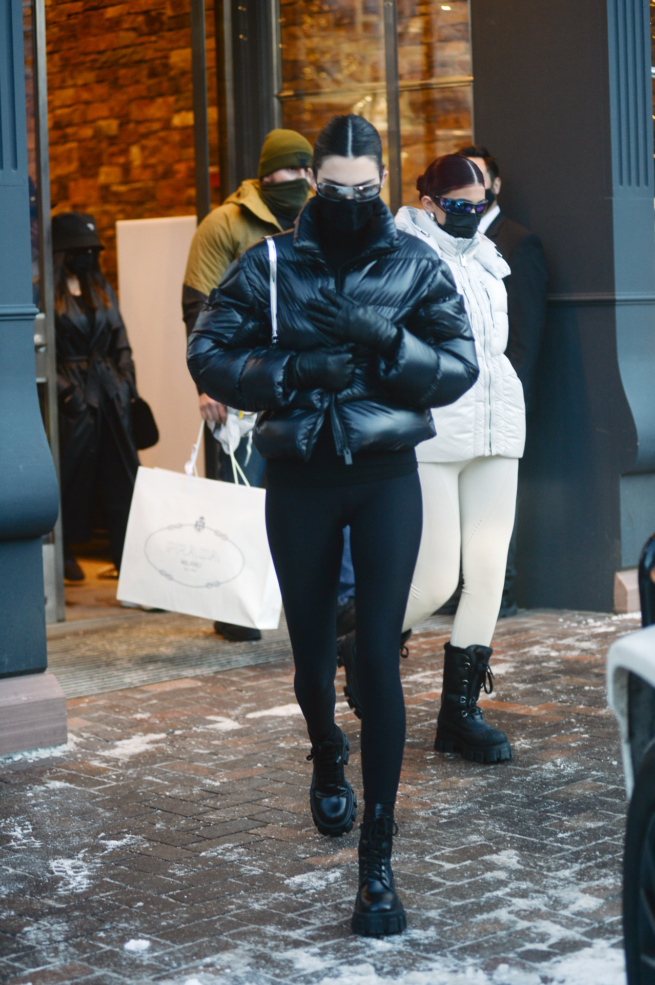 Kendall Jenner con un abrigo acolchado negro.