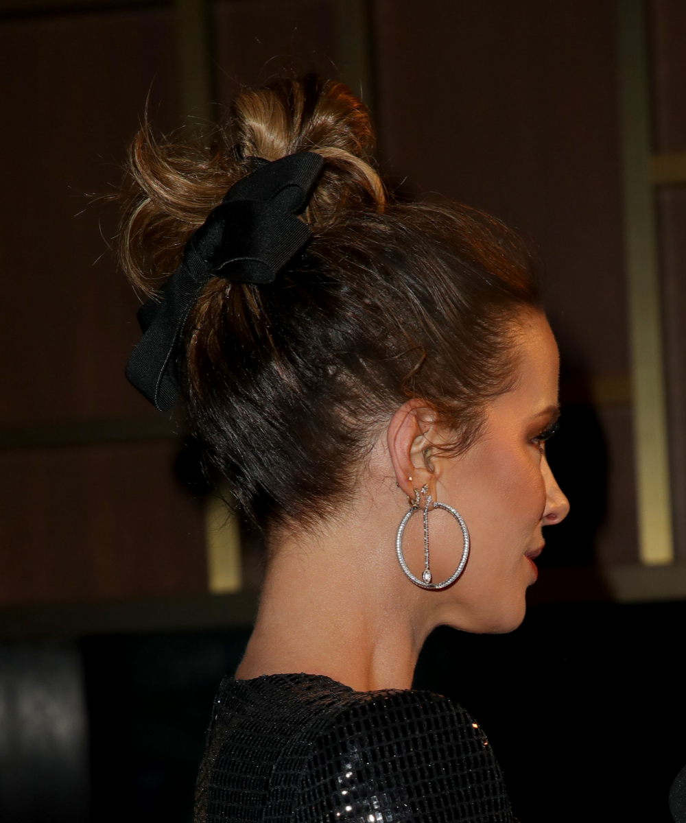 Kate Beckinsale con un recogido alto con el adorno de pelo de moda, el lazo negro.