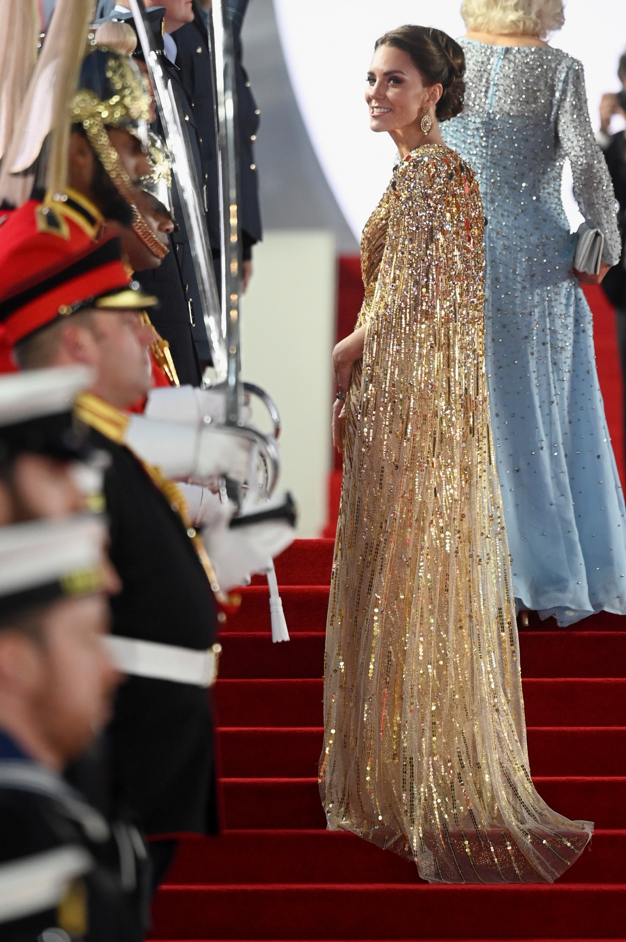 Kate Middleton con vestido largo dorado.