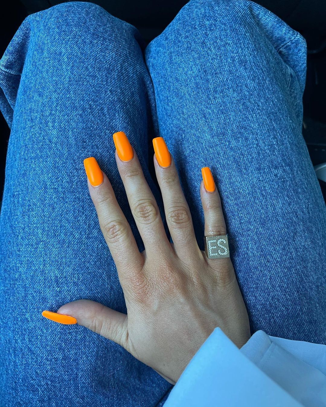 Detalle de las uñas en naranja de Emili Sindlev.