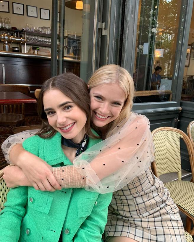 Fotograma de la serie Emiliy in París en la que Emily lleva un abrigo de Chanel verde.