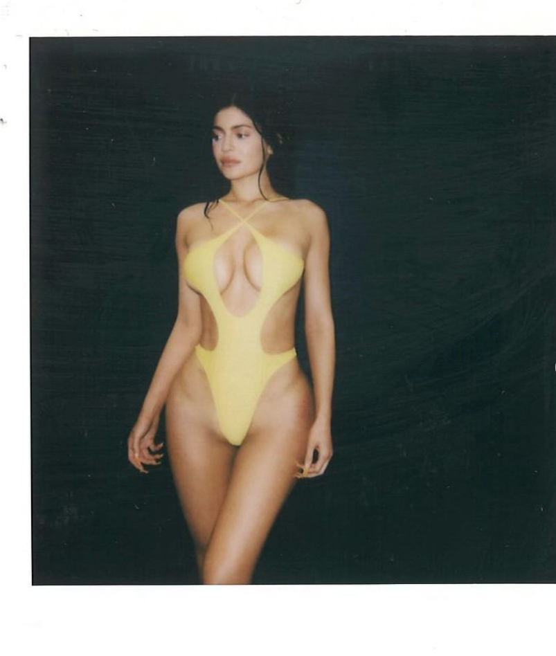 Kylie Jenner con un trikini de su marca de baño.