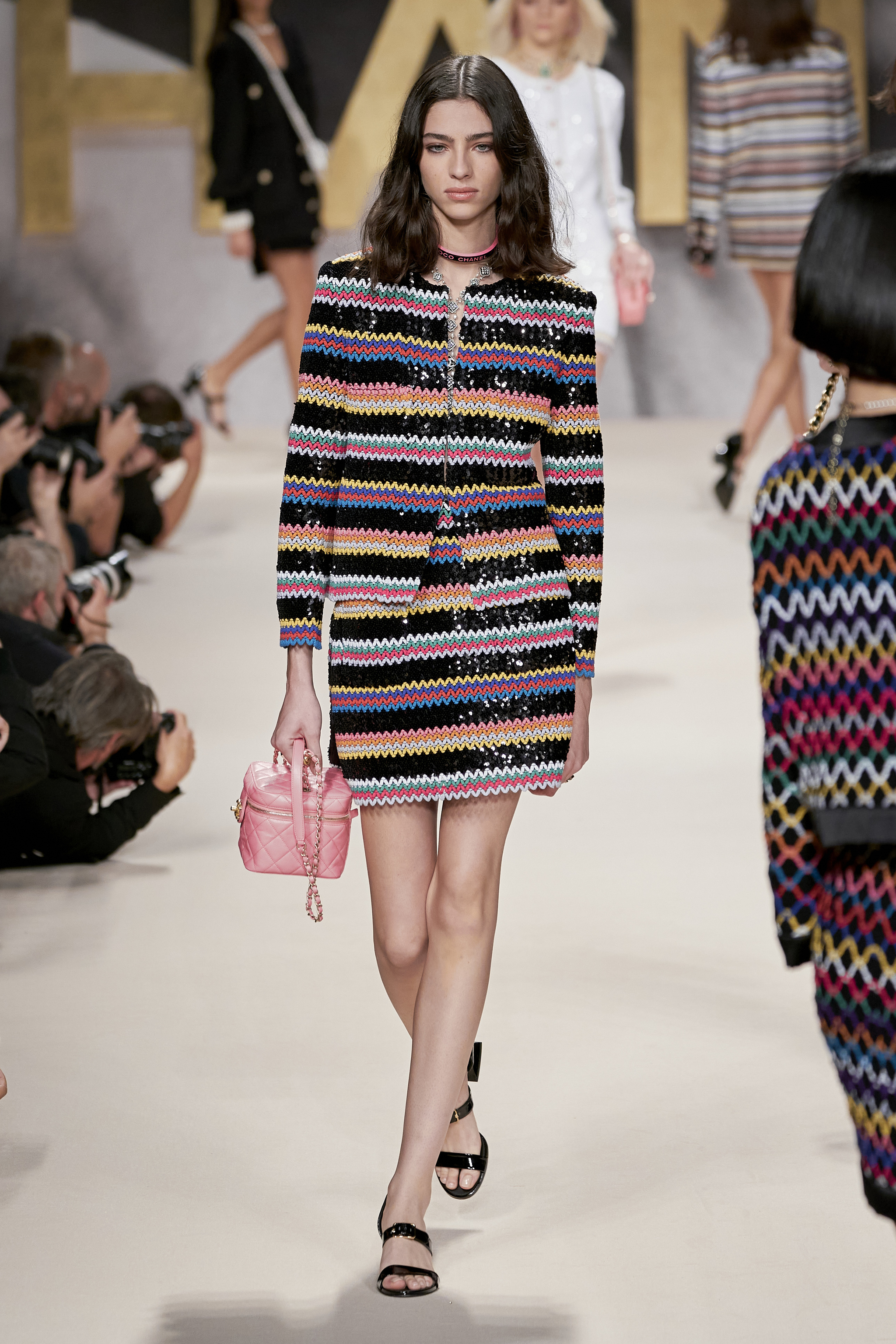 Chanel siempre versiona el mítico conjunto de traje y chaqueta, esta vez con una minifalda.