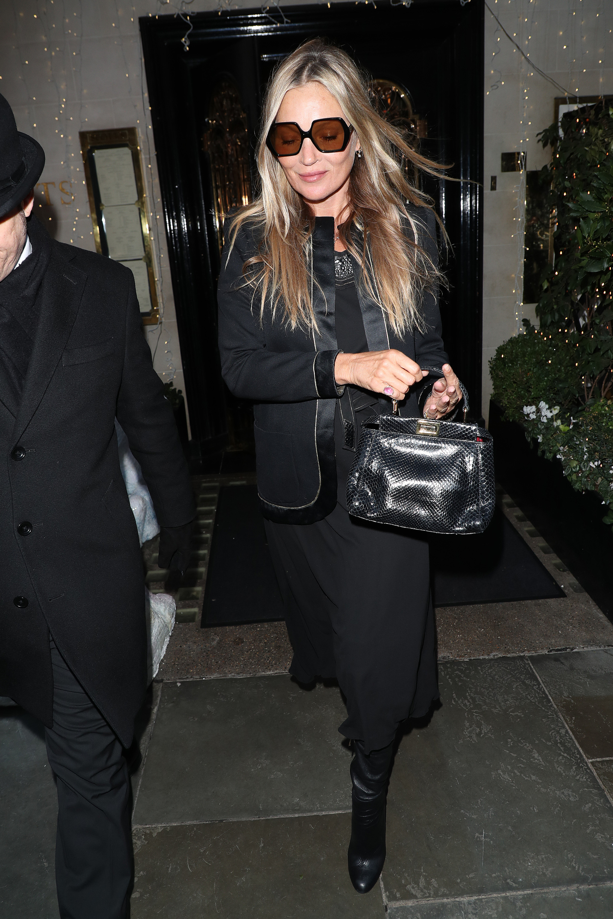 Kate Moss escoge un vestido negro para celebrar su 48 cumpleaños.