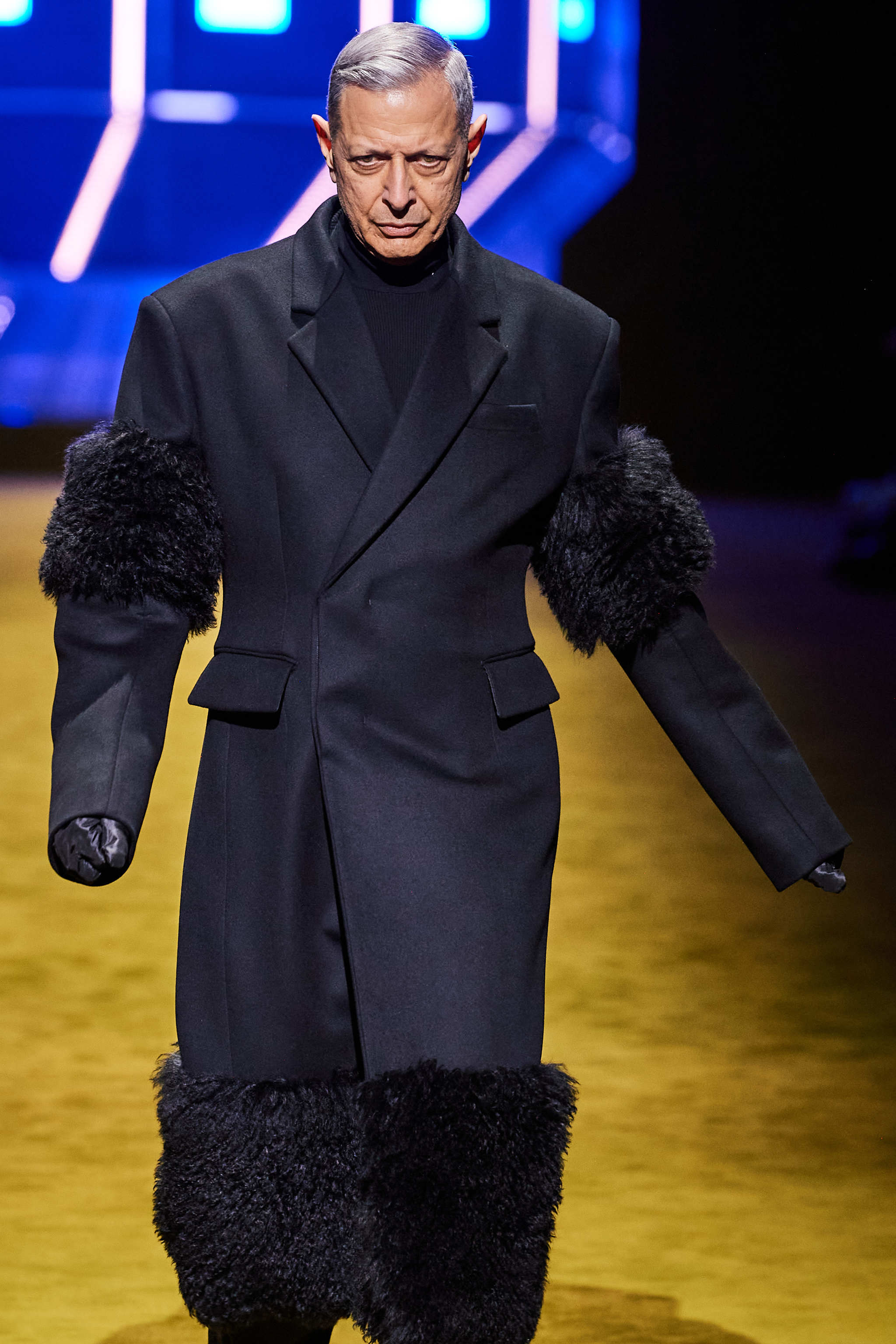 Jeff Goldblum desfilando en la pasarela otoño-invierno 2023 de Prada