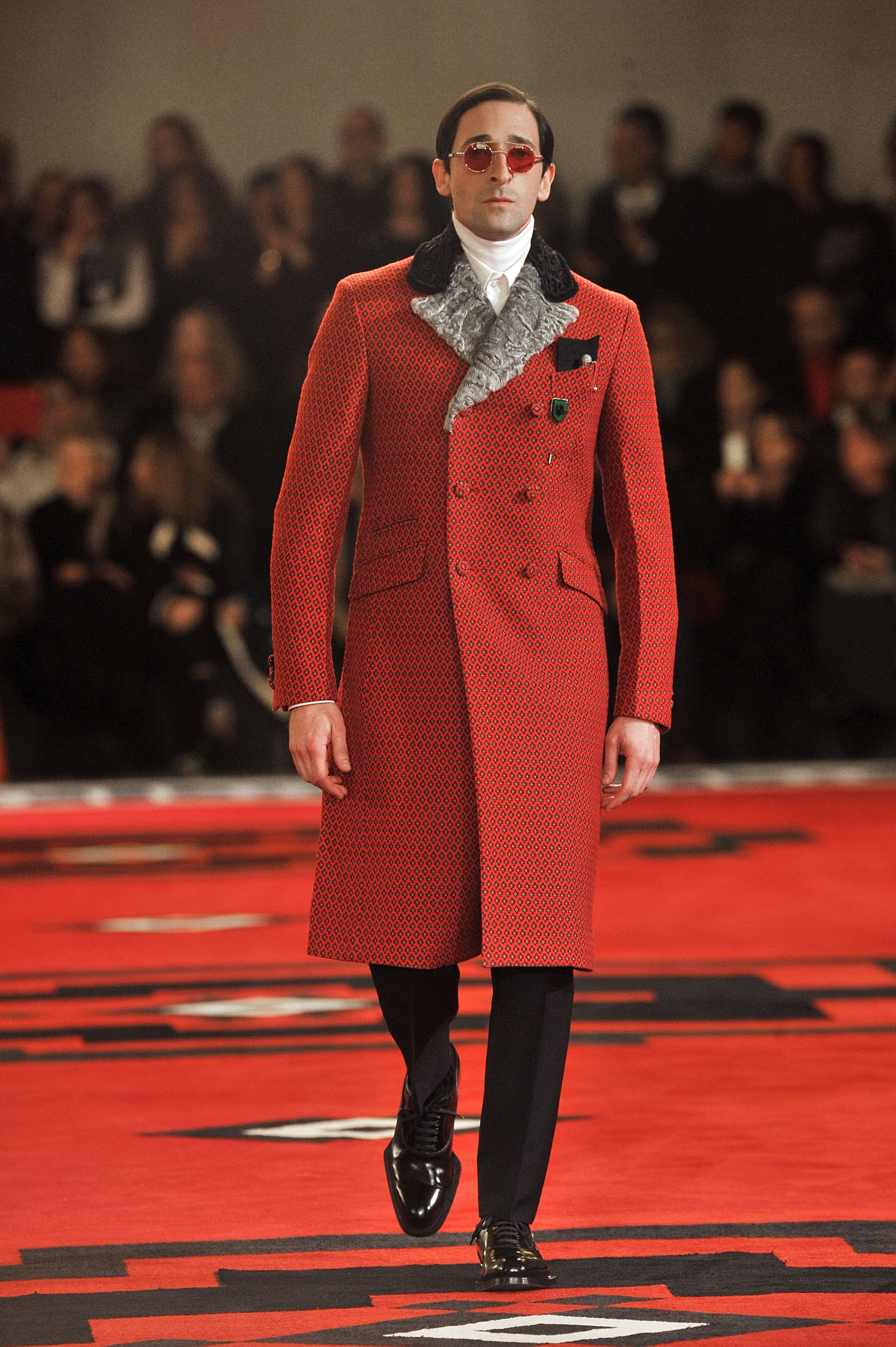 Adrien Brody desfilando para Prada en la pasarela otoño-invierno de 2012
